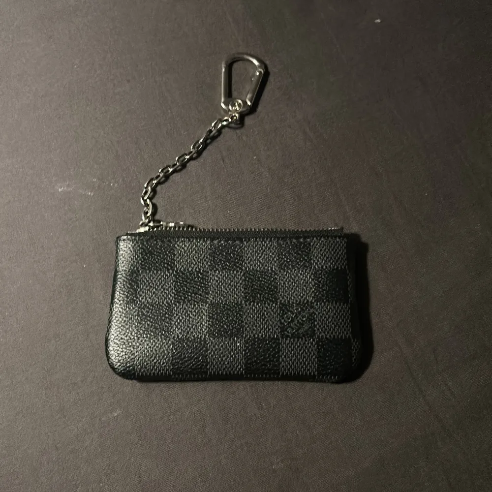 Äkta Louis Vuitton plånbok som man kan sätta fast på jeans eller väska som jag fick i present för några år sen andvänd ett få tal gånger. Accessoarer.