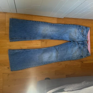 Lowwaist bootcut jeans  - Sååå fina skriv för måtten 