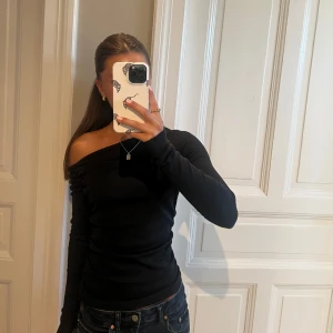 One shoulder topp  - One shoulder topp från zara, med rynkningar i axeln 