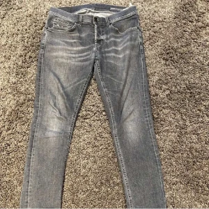 Dondup goerge jeans  - Dondup jeans svarta feta passar d mesta liten defekt mellan benen men inget hål