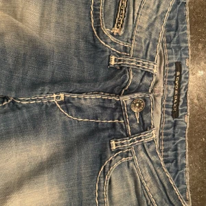 Lowwaist jeans - Passar 34 och kanske 36. Skriv för måtten. De är för små för mig så har ingen bild på. Köpta i London förra året för 2000. 