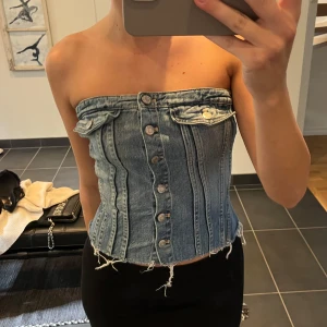 Jeans top - Knappt använd, fint skick! Storlek m, passar mig som har 36/38