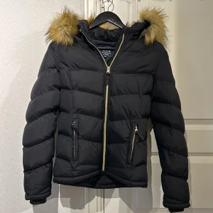 Vinterjacka - Fint skick men används inte längre, en knapp till pälsen har lossnat men följer med i fickan Passar xxs, xs, s och möjligtvis m Pris kan diskuteras vid snabbt köp