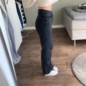 Jeans - Inser mer o mer att dessa inte är några jeans för mig så därför säljs dom❤️ Midwaist och sköna i materialet! Även dessa är uppsydda så passar någon från 160 och ner🙂 Vid mått tveka inte på att höra av er❤️❤️❤️