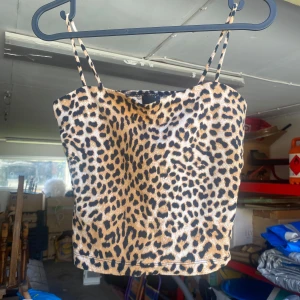 Leopardmönstrad topp från Gina Tricot - Säljer en snygg leopardmönstrad topp från Gina Tricot. Den är ärmlös med smala axelband och har en tight passform. Perfekt för en utekväll eller fest! 🐆