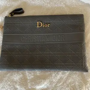 31x21 cm Fejk Christian Dior väska Aldrig använd 💖 Jättefint skick  💖 Hoppas den blir din nya favorit🩷🩷