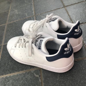 Stan Smith - Säljer dessa stan Smith skor i storlek 36, de är i superbra skick då de bara är använda ungefär 6 gånger! Nypris 800 säljer för 450, pris kan diskuteras!