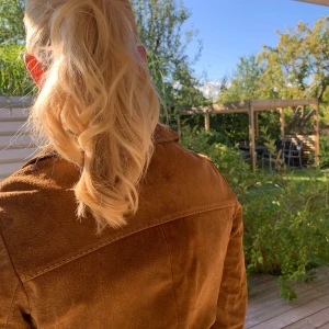 Brun läderjacka  - Vintage brun läderjacka i gott skick! Vintage storlek 40 vilket motsvarar ca XS/34 