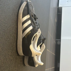  Adidas Skor Gazelle  -  Storlek 36 ganska bra skick svarta och vita för tjejer