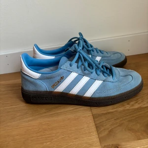 Adidas spezial light blue  - Använda ett fåtal gånger. Mycket bra skick. Storlek 39 1/3 men är mer som 38-38,5 i storlek enligt mig. 