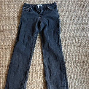 Lågmidjade raka jeans  - Svarta gråsvarta straightleg/raka jeans från Nakd, storlek 36 och jag är 169 cm lång! Inga defekter 💞💞💞