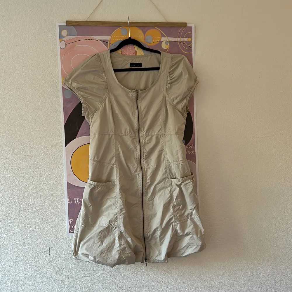 Soft and comfortable earth tone puffy zipper dress  Lining 100% viscose . Klänningar.