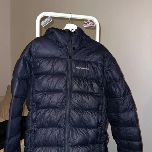 Peak performance - Storlek S. Dags o sälja den, använd på ett normalt sätt. Aldrig spillt något och har inga fläckar eller så, väldigt fräch. Bara ett litet hål som är fixad men är inte synlig. 