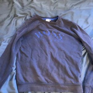 Hugo boss sweatshirt  - Den är i gott skick inga fel på den säljer för att den är för liten.