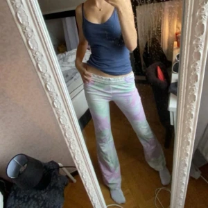 Lågmidjade utsvängda byxor - Utsvängda byxor med snören. Aldrig använda och i nyskick. Vikt ner kanten så de blir Lågmidjade, annars är de middle waist. Långa i benen (själv är jag 170).