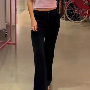 Juicy couture byxor svarta - Kontakta mig vid frågor! Sällan använda, bra skick 🩷 pris kan alltid diskuteras. Org pris: 1200kr.