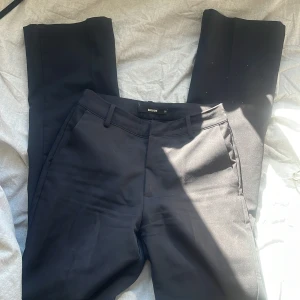 Kostymbyxor från bikbok - Högmidjade kostymbyxor i storlek 36 , nyskick och inga defekter 🥰