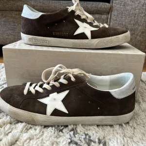 Golden goose superstars  - Schyssta golden goose som i princip är helt nya💯 bara lite smutsiga liksom Box dustbag och golden goose Passport kommer med! Kom privat om ni behöver fler bilder eller har frågor🙏🏻