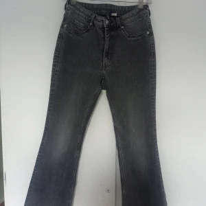 Flare jeans  - Säljer ett par jeans strl 40, dem är använda 2 gånger, det har råkat bli vita sträck längst ner då jag sydde upp dem men sedan ångrade mig och tog bort stygnen, går säkert bort! annars är dem ny skick! Säljer dem för 120kr! 