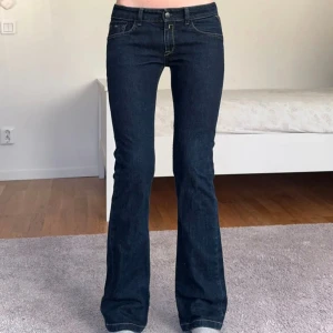Lågmidjade jeans  - Säljer dessa sjukt snygga lågmidjade replay jeansen köpta här på plick då dem tyvärr inte passade mig❤️perfekta till hösten😍midja: 78 cm innerbenslängd: 78💕skriv vid funderingar!💌