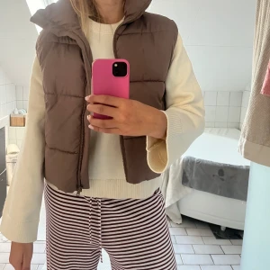 Dunväst  - Jättesnygg dunväst från Bilbok! Inte använd många gånger alls, där emot har den två mindre fläckar (sen bild 4)! Västen har ej tvättats pga få användningar så de kan säkert gå bort i tvätten🤎💖