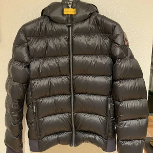 Parajumper vinter jacka  - Säljer nu min vinter jacka då den inte passar använd en vinter Skick 9/10 Kvitto finns 