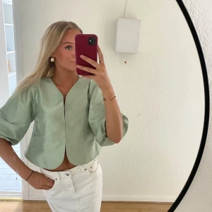 Grön blus  - Så fin grön blus från MQ, nypris 699kr, endast använd 2 ggr så därför är den fortfarande i nyskick! 💕