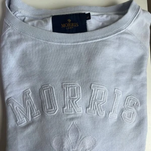 Ljusblå sweatshirt Morris - Sweatshirt från Morris i jättefin ljusblå färg! Använd ytterst sparsamt. 100% bomull. Säljs då den inte används