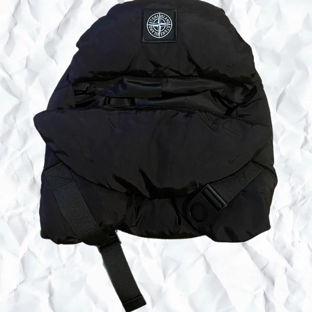 Stone Island stubar maskhatt. Skicket är 10/10, ny. Mer information, bilder och prisdiskussion i dm. . Övrigt.