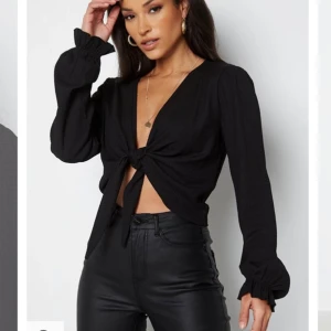 Blus - Superfin topp från bubbleroom med knytdetalj framtill!! Skriv för egna bilder. Nypris 499💕