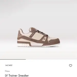 Säljer ett par snygga LV Sneakers från Louis Vuitton. Skorna är i en stilren kombination av beige och taupe med snygga detaljer och snörning. Perfekta för både vardag och fest. De är i nyskick och kommer med originalförpackning. nypris 12.700:-