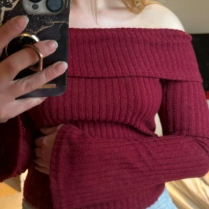 Off shoulder topp med utsvängda armar  - Röd off shoulder topp som är för liten för mig. Använd fåtalet gånger. Inga defekter. Materialet känns som velour  