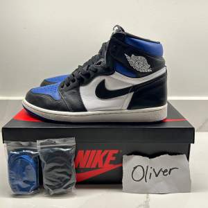 Jordan 1 High Royal Toe. skon är i väldigt bra skick 8/10. Låda och extra skosnören och kvitto tillkommer. Hör av er för mer information/bilder.