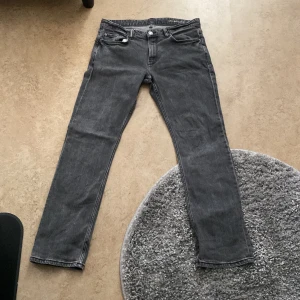 Jeans - Jeans från Kappahl! Säljer dessa då dom är för små. Bra skick förutom ett hål i höger ficka annars dunder!