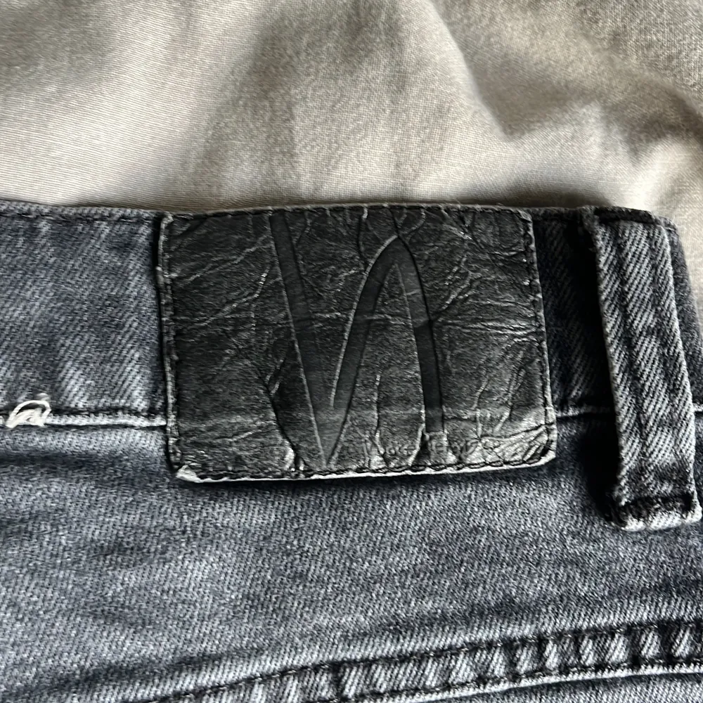 Tjenare, säljer nu dessa fräscha nudie jeans för nypris 1500kr, mitt pris 600. Storlek: W30 L32. Passar perfekt nu till hösten och vintern. Byxorna är i modellen grim tim. Hör av er vid frågor.. Jeans & Byxor.