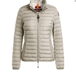 Parajumper jacka  - Säljer denna superfina Parajumper jacka då den inte kommit till användning. Storlek S, knappt använd, Nypris 4600kr, säljer för 2500. Hör av dig vid intresse! 😊