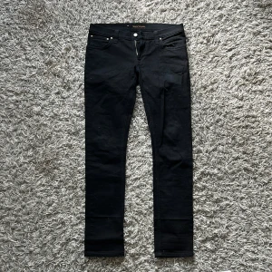 Nudie jeans - Säljer dessa slim fit Nudie jeansen! Bra skick men finns en lite ljus fläck på vänstra benet🙌🏼 strl 31/32, mitt pris 499🤩 hör av vid några funderingar!