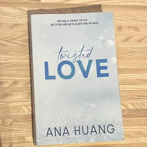 Twisted love - Twisted love av Ana Huang i pocketformat. Inga vikta sidor i boken. 