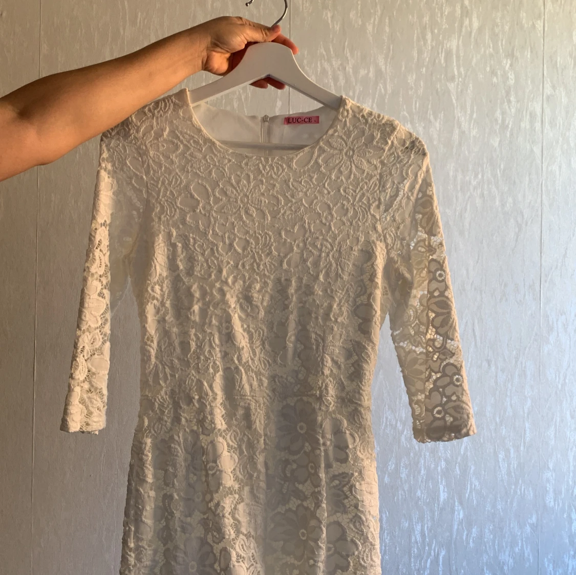 Spetsig shortsklänning