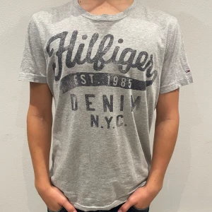 Hilfiger denim t-shirt - Säljer denna feta Hilfiger t-shirten till ett bra pris i bra skick. Tveka inte att höra av dig för fler bilder eller frågor!