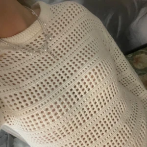 Virkad tröja  - Skit snygg, bra skick, aldrig använd och inga defekter. Den är ihållig som ses på bilderna så man ser lite igenom men inte för mycket. Skriv för flera bilder ❤️‍🔥❤️‍🔥