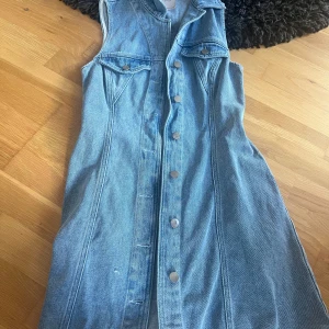Jeansklänning - Ärmlös med knappar. Mini/midi