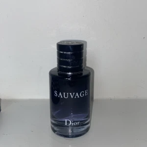 Dior sauvage  - Har en dior sauvage perfym som jag inte rört på över ett halv år nu som baa ligger o skrotar.  80% kvar av flaskan Har ej box 