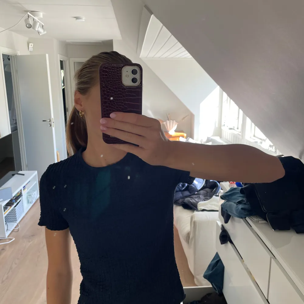 Jättefin t-shirt från Zara!!! Inte använd så mycket utan ligger mest i garderoben så bra om någon annan använder den. Skriv vid flera frågor, bilder eller funderingar.. T-shirts.