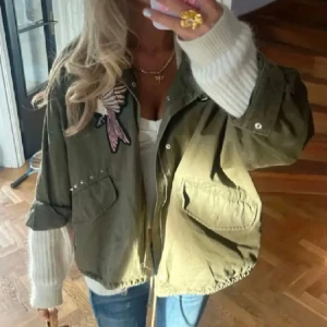 Grön h/m jacka storlek M - Säljer min sjukt snygga H/M jacka so. Är väldigt lik den på första bilden! Exakt samma modell bara andra broderier och detaljer💗 Storlek M. Perfekt som höstjacka!