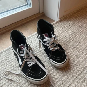 Svarta höga vans - Svarta höga vans med låg plattform. Sparsamt använda.  Nypris 800kr