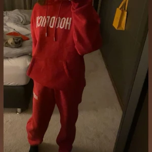  Rött Hoodrich sett  - Ganska bra skick 