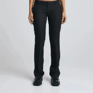 Lågmidjade kostymbyxor - Lågmidjade svarta kostymbyxor från Bikbok, Aldrig använda. Köpte två olika sorlekar så dessa kom inte till användning 🤍 