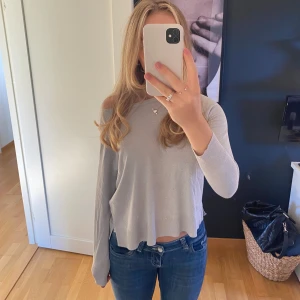 snygg tröja - Säljer min grå glittriga tröja från Zara, storlek M men är mer som en S. En liten defekt på bild 5 men har inte märkt av den förrän nu, pris kan diskuteras!💕💕