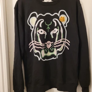Kenzo Sweatshirt XL - Superskön Kenzo sweatshirt, storlek XL (motsvarande 44/46). Sparsamt använd, fint skick!